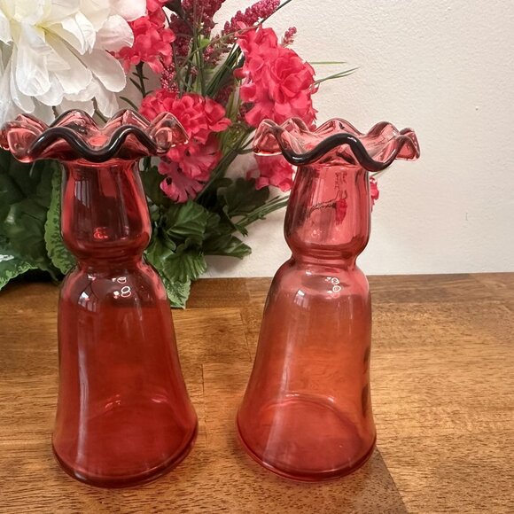 This exquisite pair of hand-blown cranberry glass vases dates back to the Victor - Picture 3 of 7